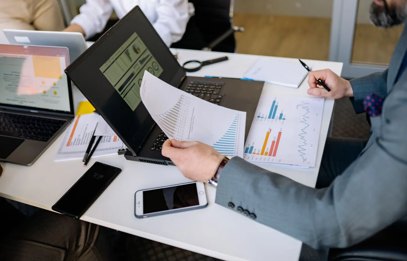 Analytics dashboard tracking US healthcare revenue cycle performance